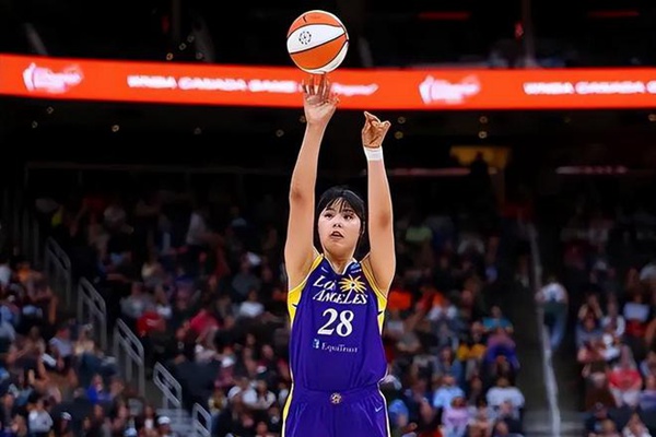 WNBA季前赛：李月汝首秀7+6秀三分远投 火花逆转险胜风暴