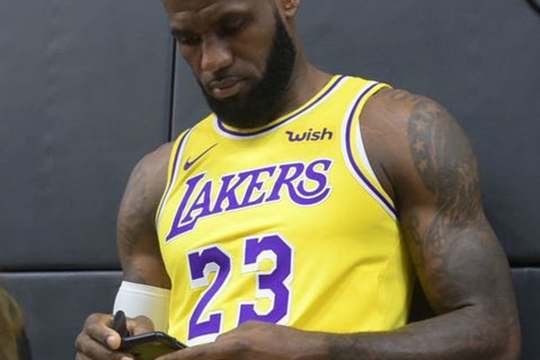 美记：NBA修订政策，禁止球员和教练从跳球到比赛结束期间使用手机